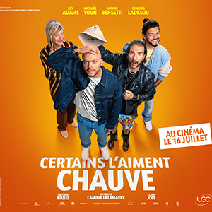 Une affiche du film CERTAINS L'AIMENT CHAUVE