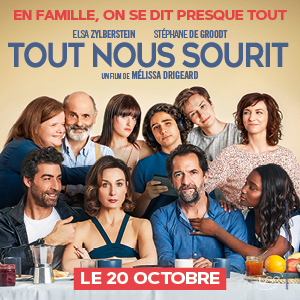 Une affiche du film TOUT NOUS SOURIT