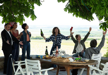 Champagne ! de Nicolas Vanier avec Elsa Zylberstein, François-Xavier Demaison, Éric Elmosnino, Stéphane De Groodt, Valérie Karsenti, Stéfi Celma, Sylvie Testud, François Berléand